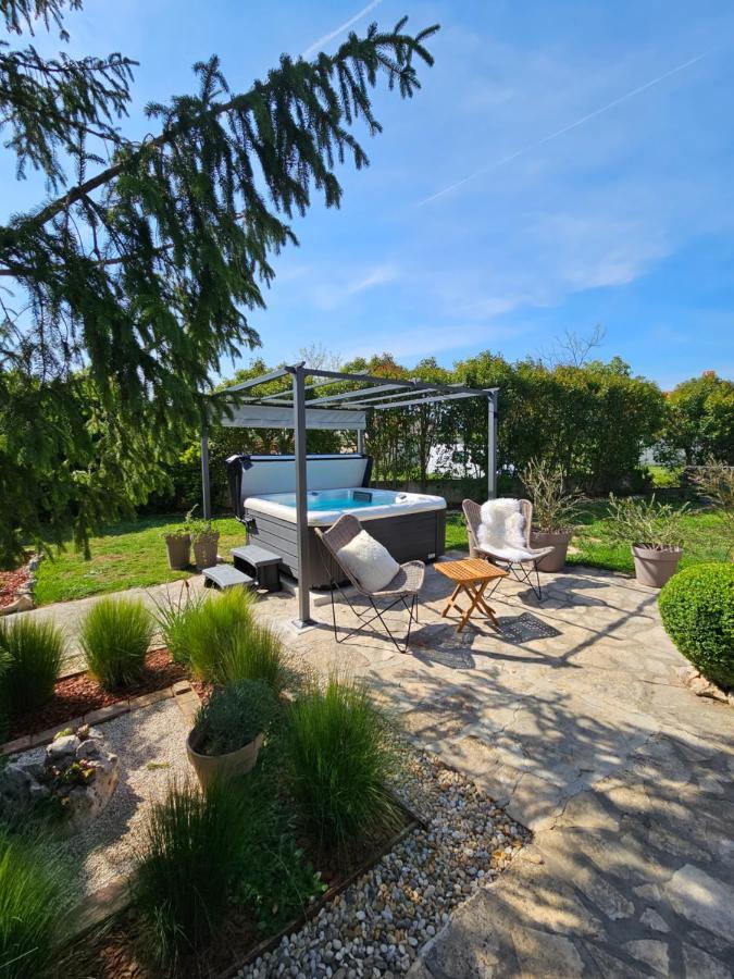 Villa Stonehouse Ana With Jacuzzi Rovinj-Krmed Exterior foto
